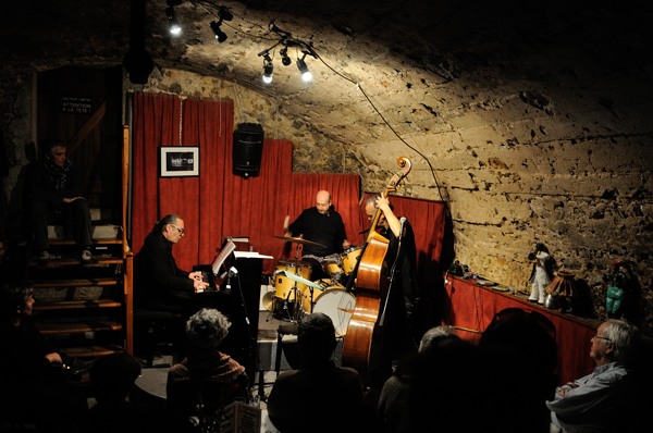 Piero iannetti, photo de concert en club de jazz, avec Frédéric Chopin jazz project, à  la Gaude, jazz sous les Brigaradiés.