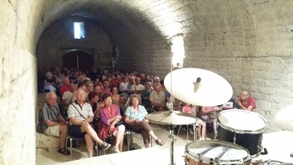 Piero iannetti, concert en église, avec Frédéric Chopin jazz project, public, la commenderie des templiers à Jalès.