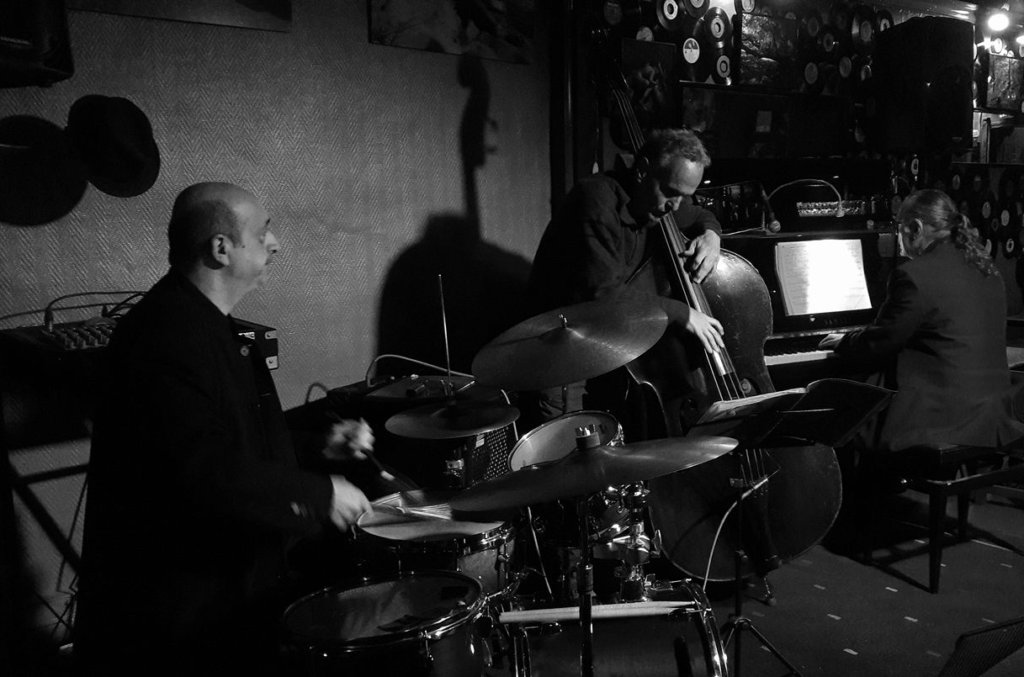 Piero iannetti, photo de concert en club de jazz, avec Frédéric Chopin jazz project, à le Jam, Marseille.